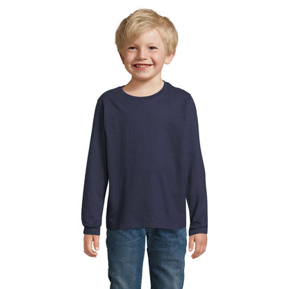 Imagen frontal de camiseta marino de niño, fondo neutro y diseño liso