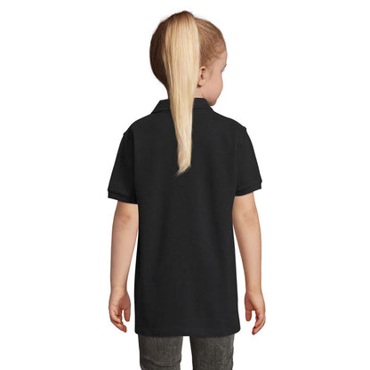Camiseta tipo polo negra infantil en imagen posterior con modelo niña.