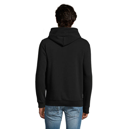 Modelo posando de espaldas con sudadera negra de corte recto.