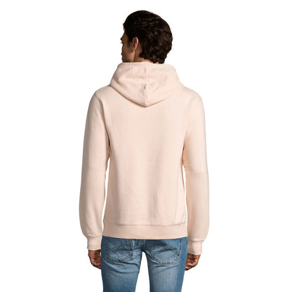 Vista posterior de prenda negra con capucha, en modelo masculino.