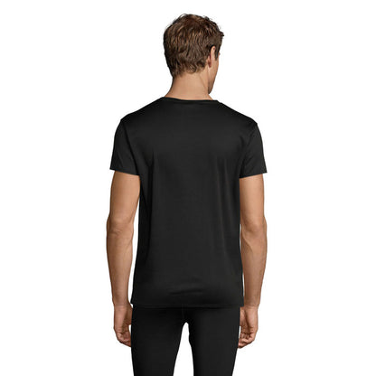 Camiseta verde lima colocada sola, vista trasera sin logotipo.