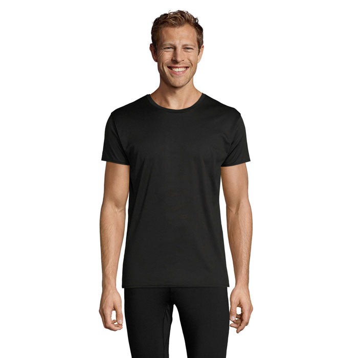 Camiseta unisex negra de 130 g/m² en modelo masculino con cuello redondo, ideal para personalización en sublimación.