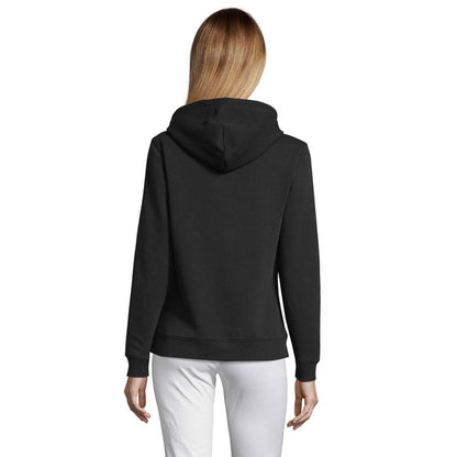 Modelo mujer posando de espaldas con sudadera de capucha negra.