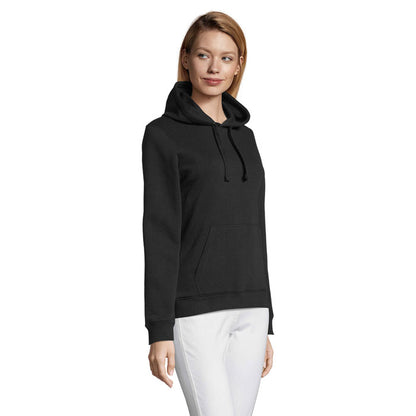Perfil de mujer vistiendo sudadera negra con manga larga.