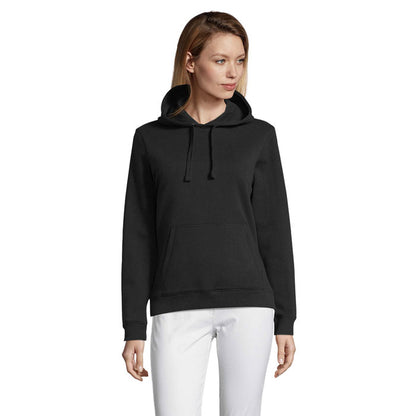 Vista delantera de sudadera con capucha negra en modelo mujer.