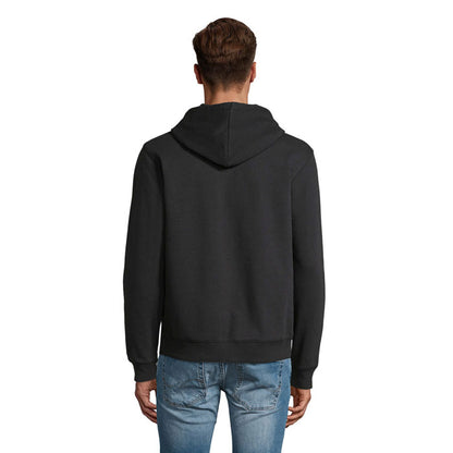 Modelo masculino luciendo sudadera negra con capucha vista de espaldas.