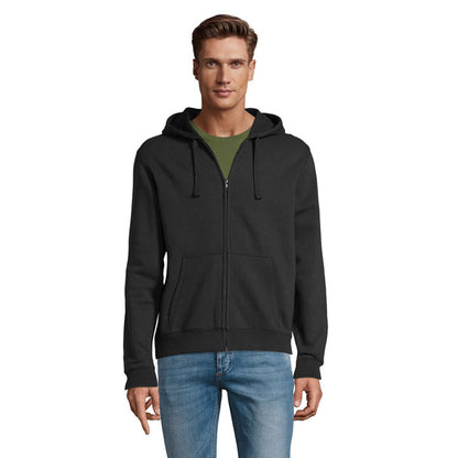 Modelo masculino con sudadera negra con cremallera y capucha, vista delantera.