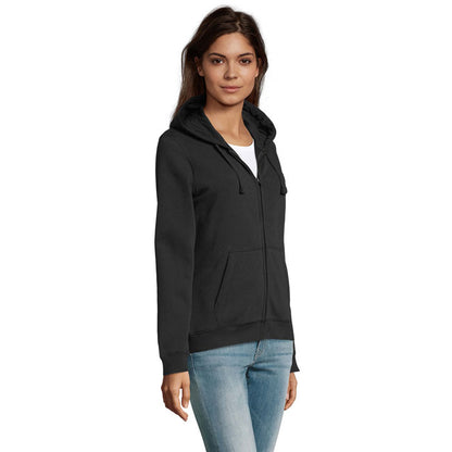 Mujer posando de lado con sudadera negra abierta y capucha.