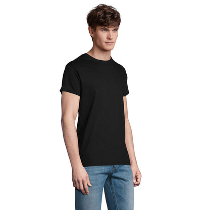 Modelo de perfil con camiseta negra, detalle del corte de hombro y sisa