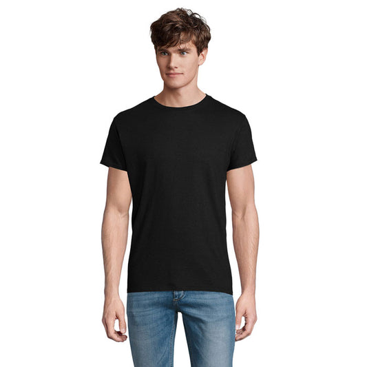 Modelo masculino vistiendo una camiseta negra básica, corte ajustado, 100% algodón orgánico, fondo neutro.