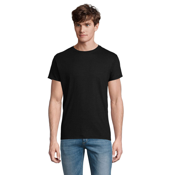 Modelo masculino en camiseta negra de algodón orgánico, vista frontal con fondo neutro, mostrando corte ajustado y diseño clásico.