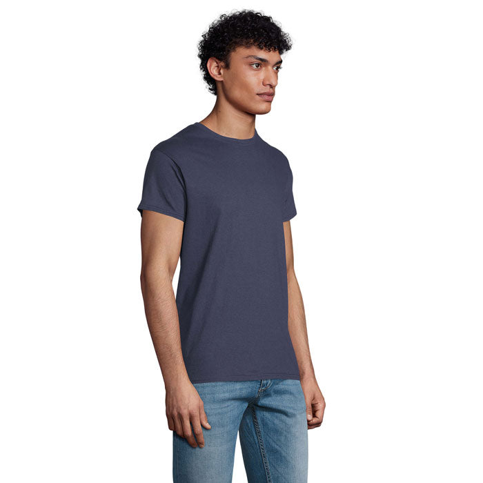 Hombre de pie con camiseta unisex de color azul marino, 100% algodón orgánico, vista lateral.
