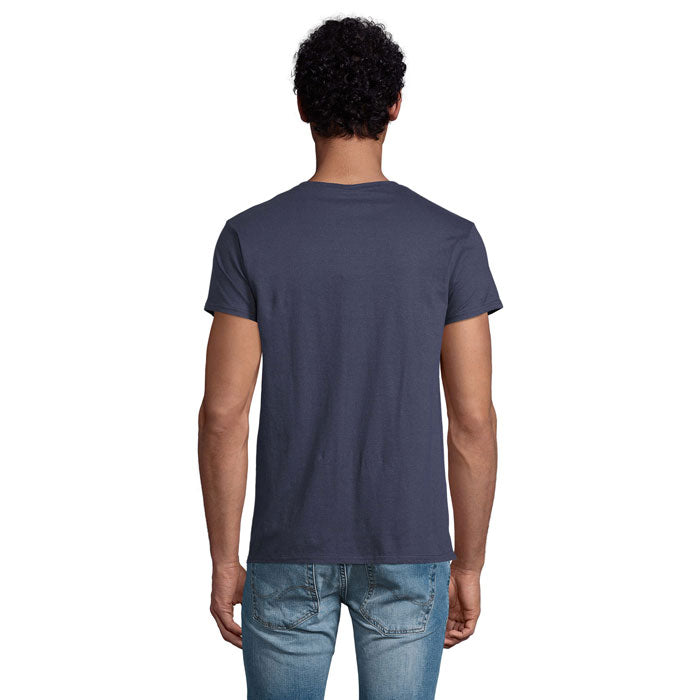 Vista trasera de camiseta unisex de color gris oscuro, 100% algodón orgánico, corte ajustado.