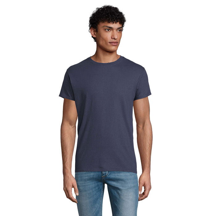 Camiseta unisex en color azul marino, 100% algodón orgánico, con corte ajustado y cuello redondo, vista frontal de modelo masculino.