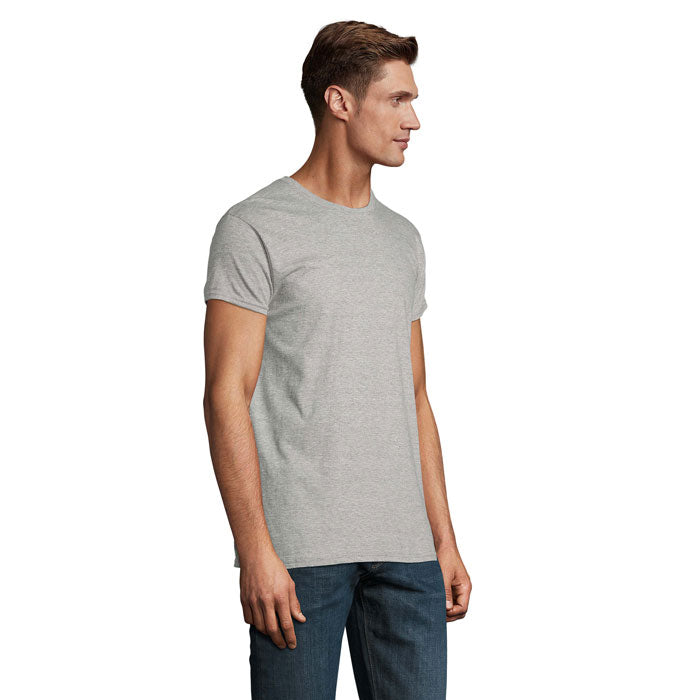 Modelo masculino en vista lateral, luciendo camiseta unisex gris de 140g de algodón orgánico, corte ajustado.