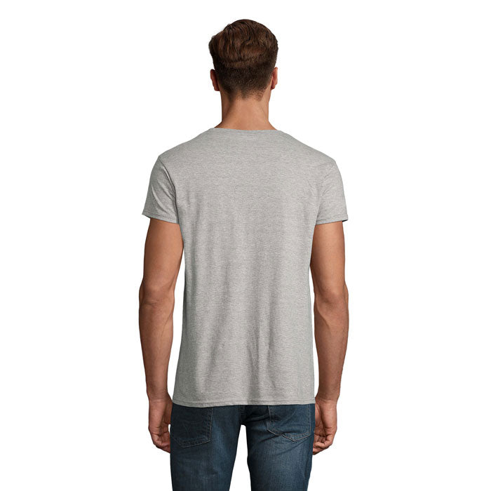 Vista trasera de camiseta unisex en gris, confeccionada en 100% algodón orgánico, con corte ajustado.
