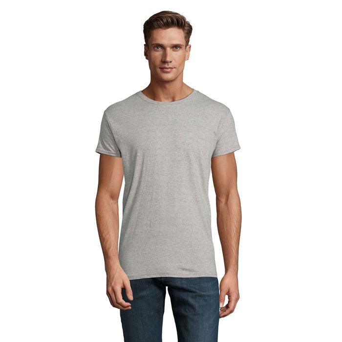 Modelo masculino vistiendo una camiseta gris de algodón con corte ajustado, ligera y de estilo unisex.