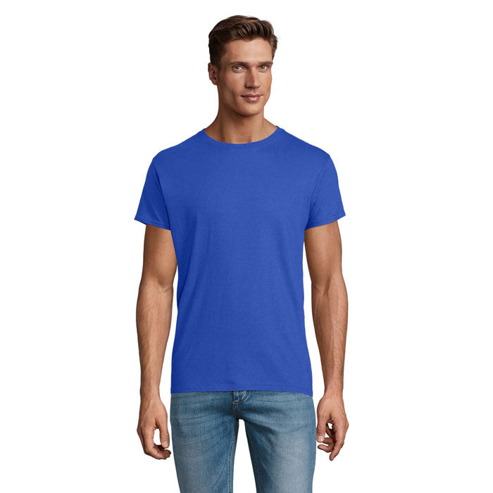 Camiseta unisex azul de algodón, corte ajustado, con cuello redondo, vista frontal en modelo masculino.