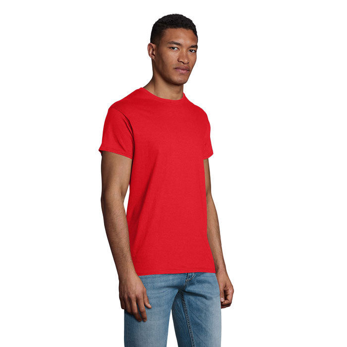 Modelo masculino luciendo camiseta unisex roja de 140g, 100% algodón orgánico, corte ajustado.