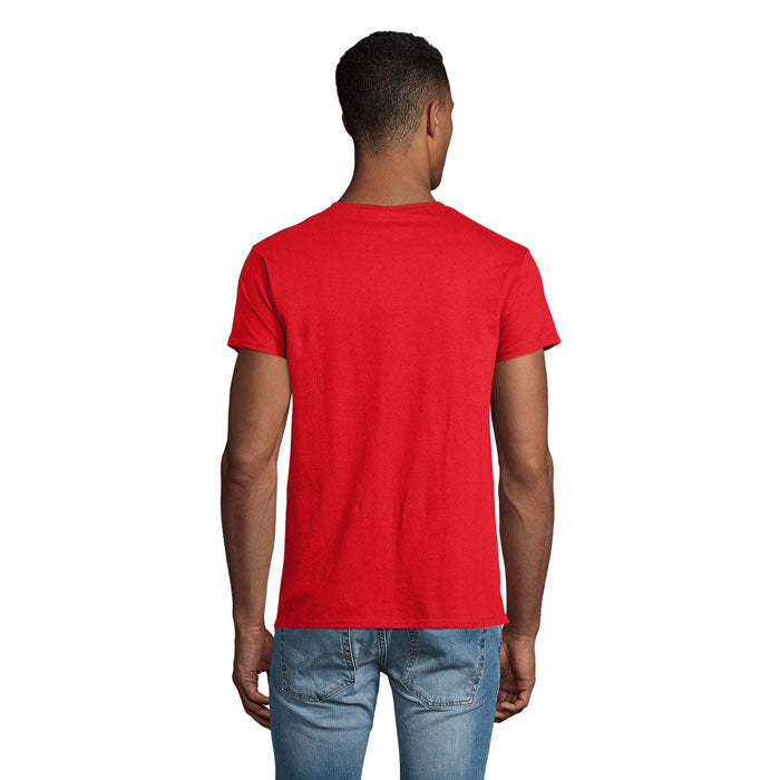 Vista trasera de camiseta unisex roja, 100% algodón, con corte ajustado y cuello redondo, ideal para uso casual.