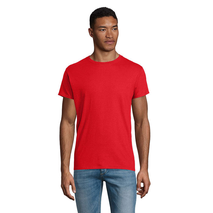 Modelo masculino vistiendo camiseta roja de algodón orgánico, ideal para uso diario y personalización.