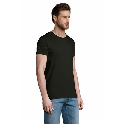 Vista lateral de camiseta negra unisex, modelo masculino de perfil