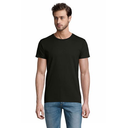 Camiseta negra unisex de manga corta, modelo masculino de frente