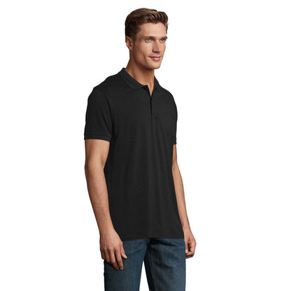 Modelo masculino con polo negro, vista frontal y diseño limpio
