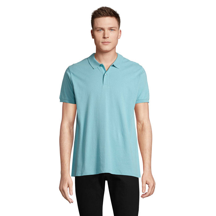 PLANET MEN - PLANET HOMBRE Polo 170g en color aqua, modelo masculino con cuello de canalé y mangas cortas.