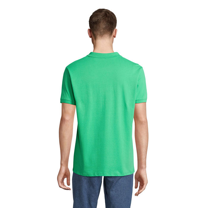 PLANET MEN - PLANET HOMBRE Polo 170g color verde visto desde atrás, con detalle del cuello y mangas cortas.