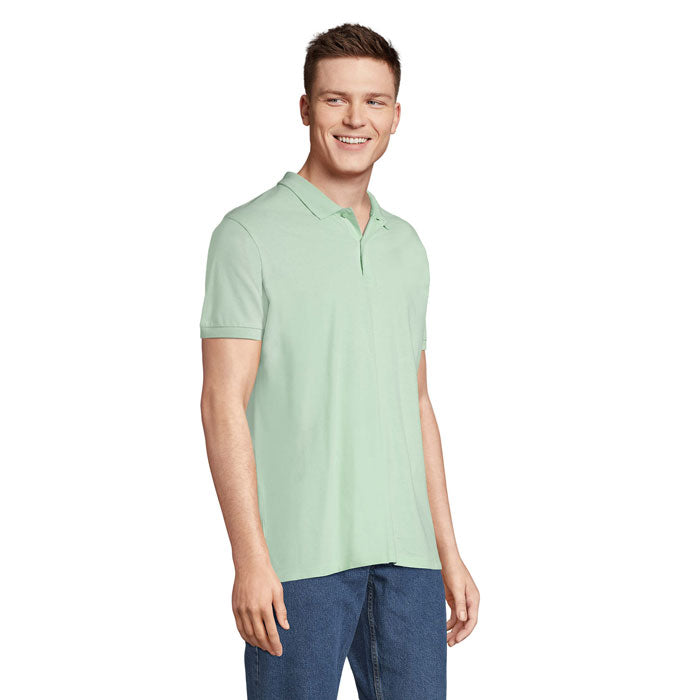 PLANET MEN - PLANET HOMBRE Polo 170g modelo en color verde claro, diseño de polo de algodón orgánico.