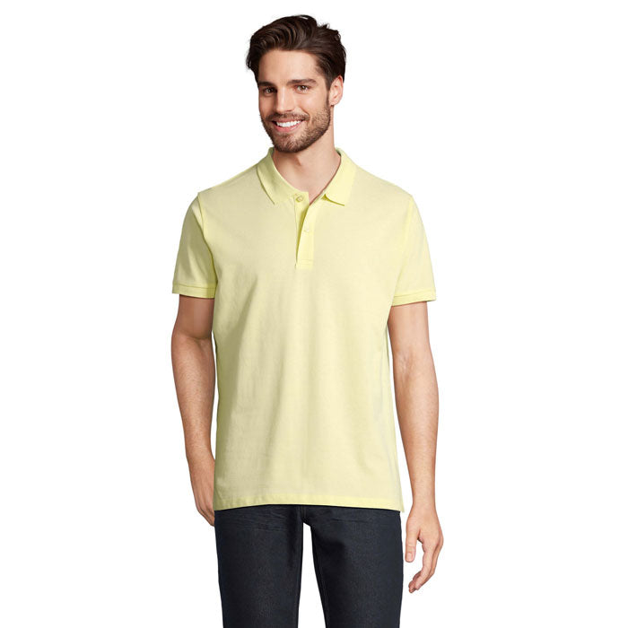 PLANET MEN - PLANET HOMBRE Polo 170g en color amarillo claro, modelo masculino de algodón orgánico.