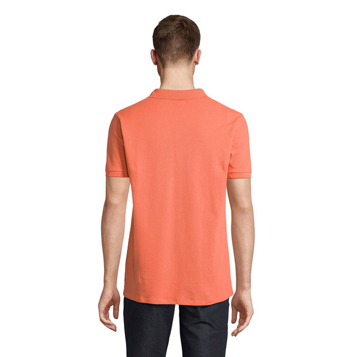 Hombre de espaldas vistiendo el PLANET MEN - PLANET HOMBRE Polo 170g en color coral.