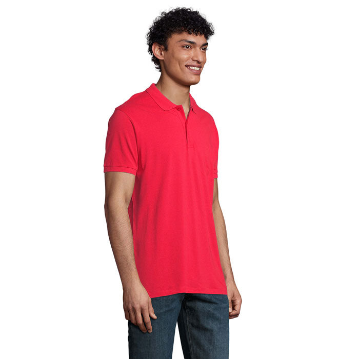 PLANET MEN - PLANET HOMBRE Polo 170g en color rojo, modelo masculino luciendo la prenda.