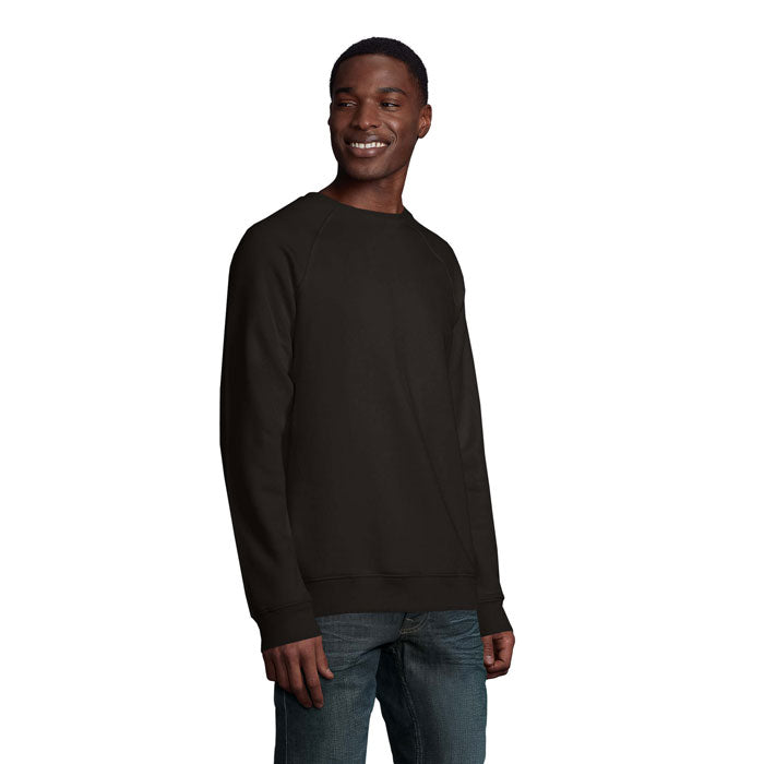 Vista trasera de sudadera negra con mangas raglán