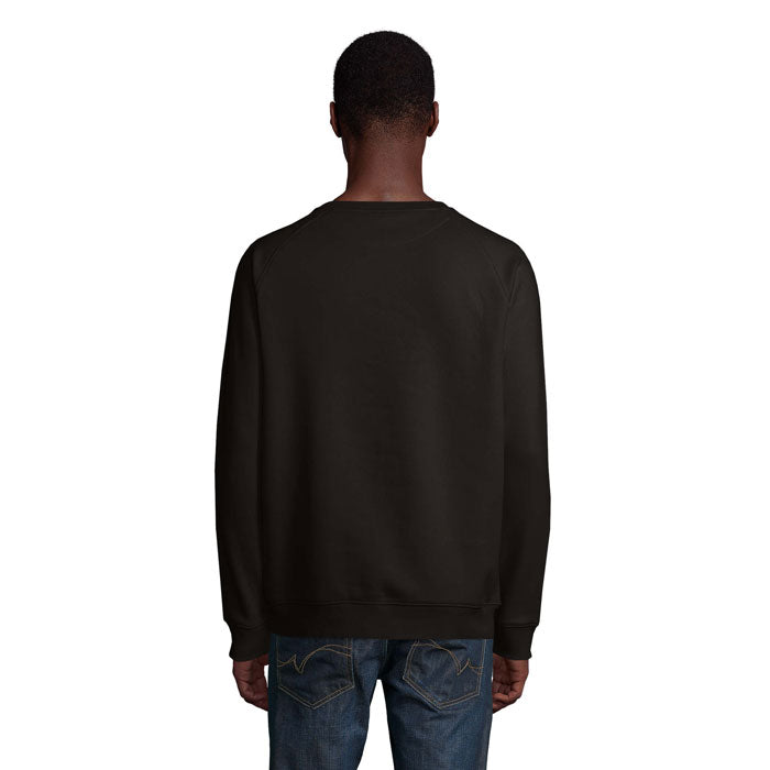 Vista frontal de sudadera negra de cuello redondo