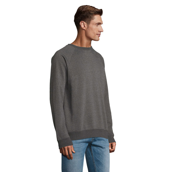 Vista lateral de sudadera gris oscuro con manga larga