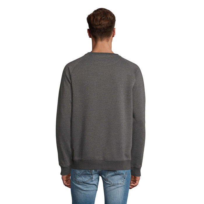 Vista trasera de sudadera gris oscuro con bajo acanalado