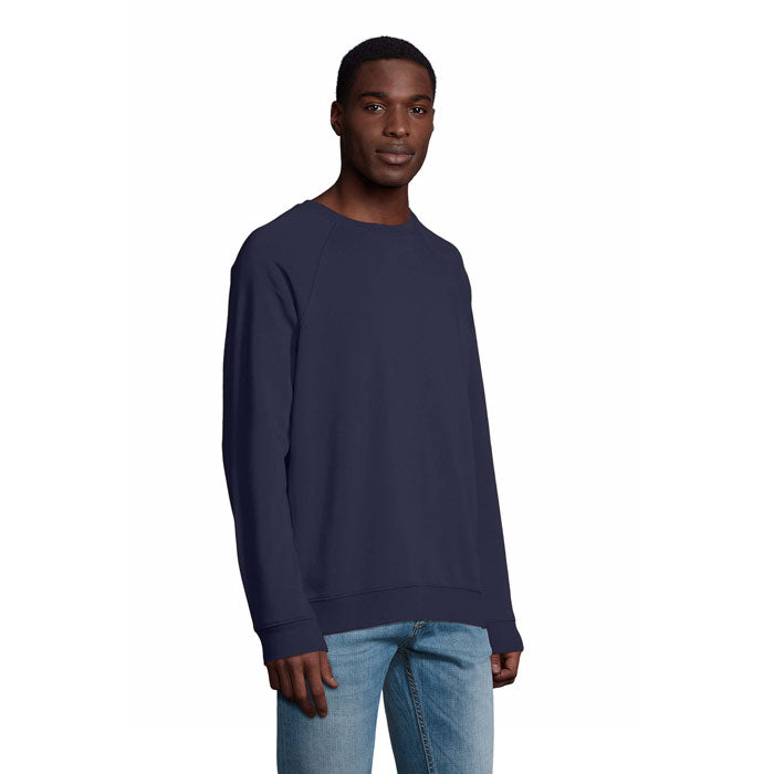 Vista lateral de sudadera azul marino de cuello redondo