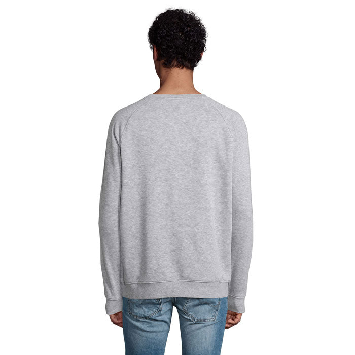 Vista trasera de sudadera gris claro de manga larga