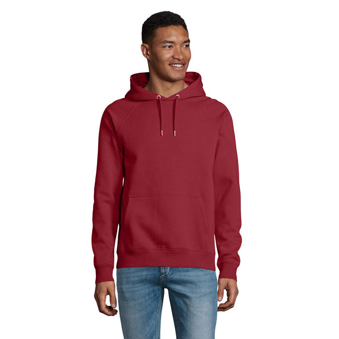 Sudadera con capucha en color rojo, modelo unisex, fabricada en algodón orgánico y poliéster reciclado, vista frontal.