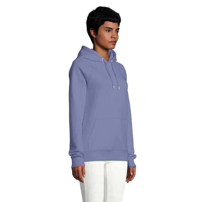 Vista lateral de una sudadera unisex con capucha en color lavanda, fabricada en algodón orgánico, perfecta para un look casual.