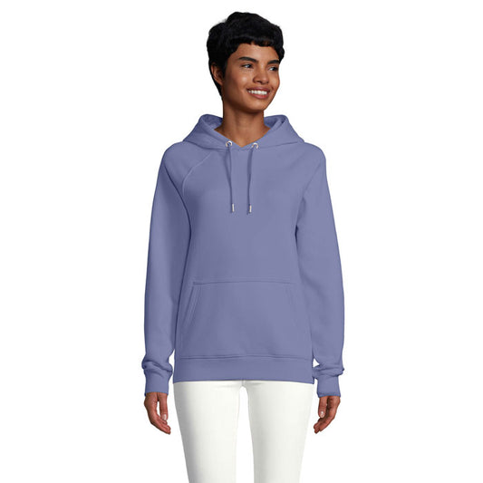 Modelo sonriente vistiendo una sudadera unisex con capucha en color lavanda, ideal para un estilo casual.