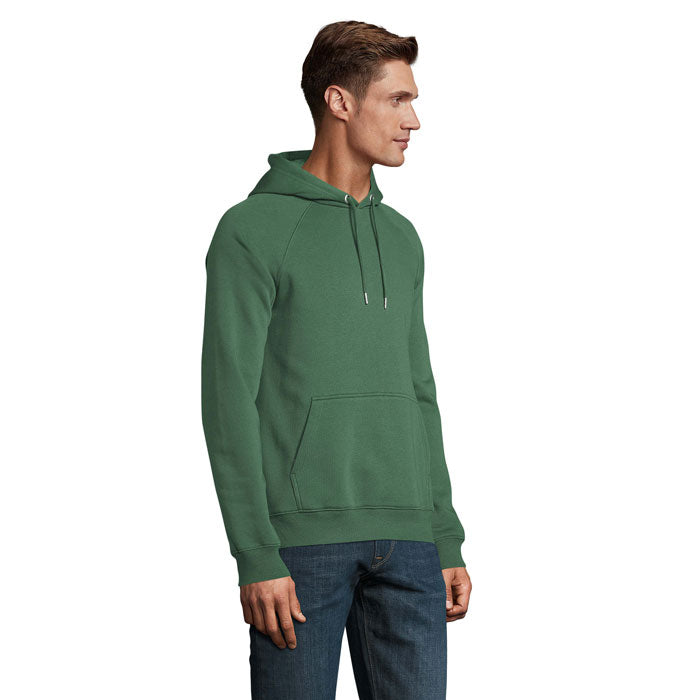 Vista lateral de un hombre usando sudadera unisex verde, hecha de algodón orgánico y poliéster reciclado.