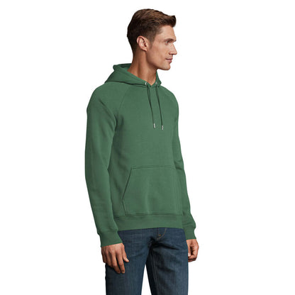 Vista lateral de mujer con sudadera lila con puños y bajo elásticos.