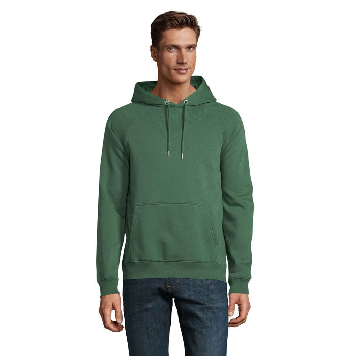 Sudadera unisex verde con capucha, fabricada en algodón orgánico y poliéster reciclado, vista frontal en modelo masculino.