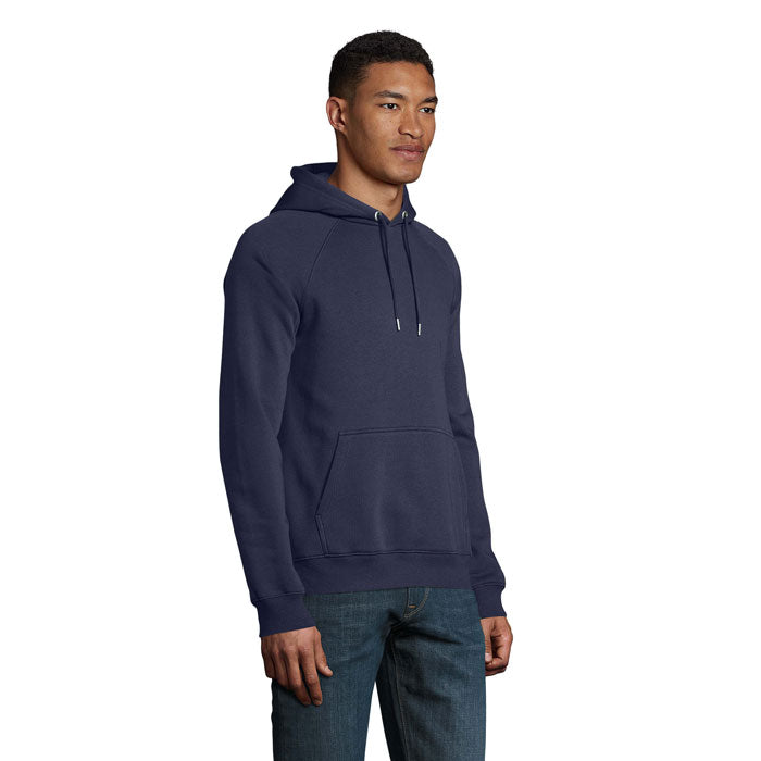 Modelo vistiendo sudadera con capucha azul marino, confeccionada en algodón orgánico y poliéster reciclado.