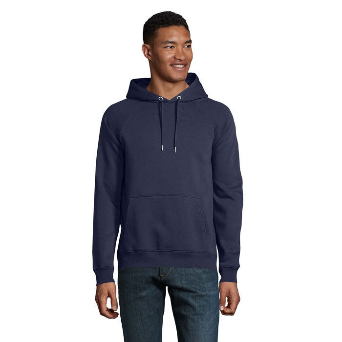 Vista frontal de sudadera unisex con capucha en color azul marino, fabricada en algodón orgánico y poliéster reciclado.
