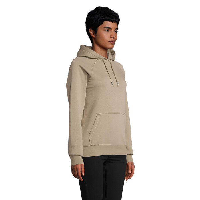 Vista lateral de sudadera con capucha en color beige, confeccionada en 80% algodón orgánico y 20% poliéster reciclado.