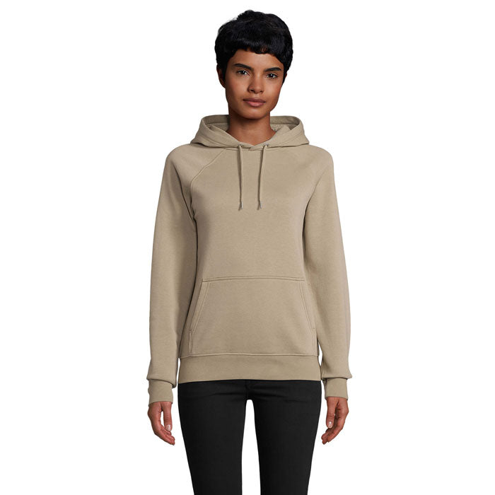 Sudadera unisex con capucha en tono beige, confeccionada en 80% algodón orgánico y 20% poliéster reciclado.